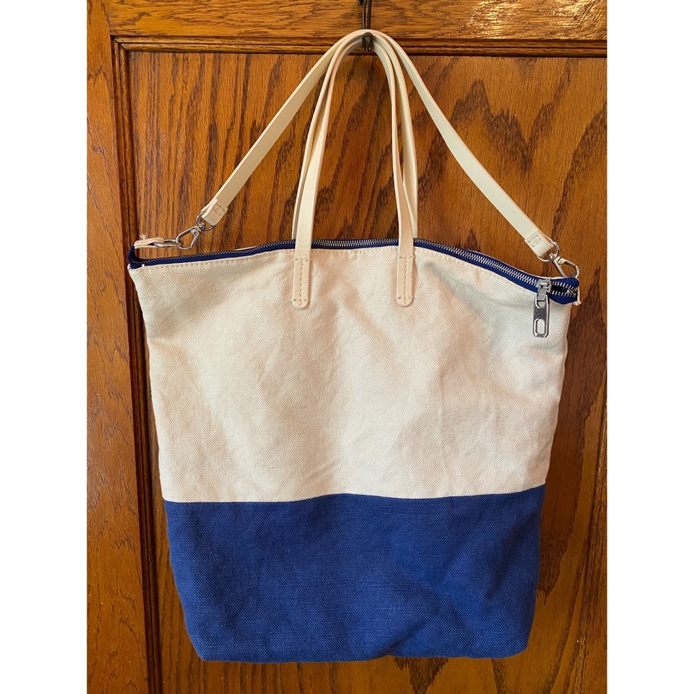 Blue and white Gap tote bag with longer handle